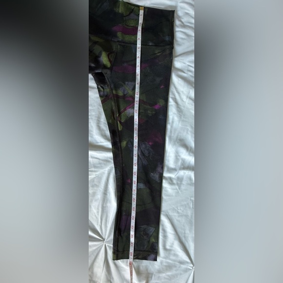 Lululemon Wunder Under Crop Size 4 - Picture 10 of 10